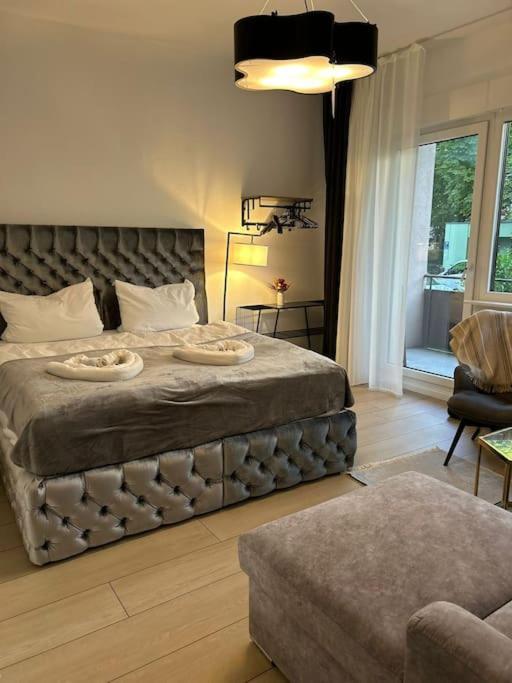 Duplex Apartment Ullstein- 4 Bedrooms, 2 Bathrooms, Living Room, 2 Parking Spaces, Boxspringbeds, Family & Business Apartment! Берлин Екстериор снимка